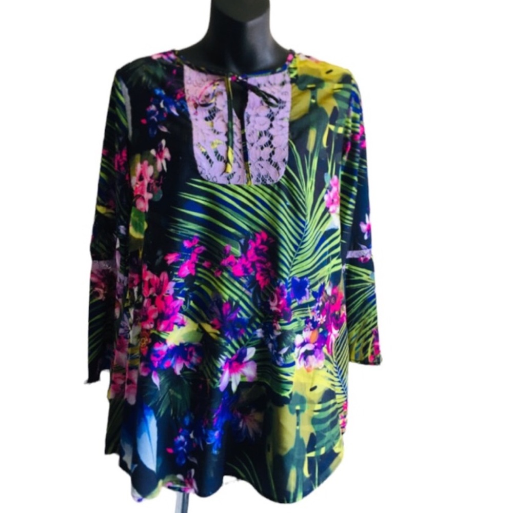 NWT Amelia Floral Casual Top. Size S
